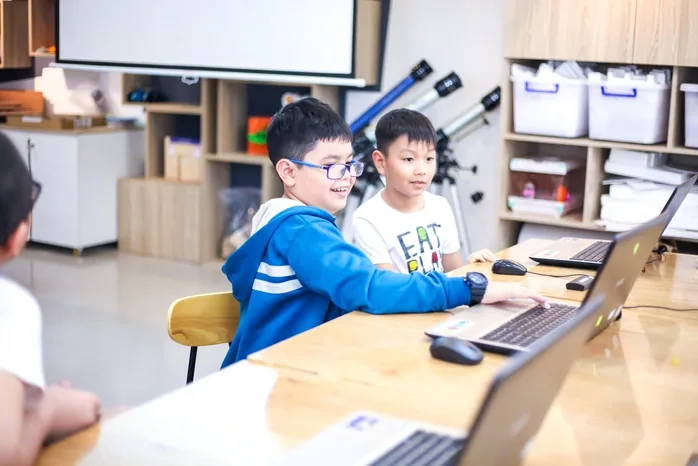 Phụ huynh đồng hành cùng con với giáo dục STEM: Bí quyết và lợi ích