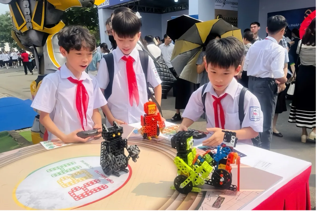 Học sinh tham gia hoạt động STEM