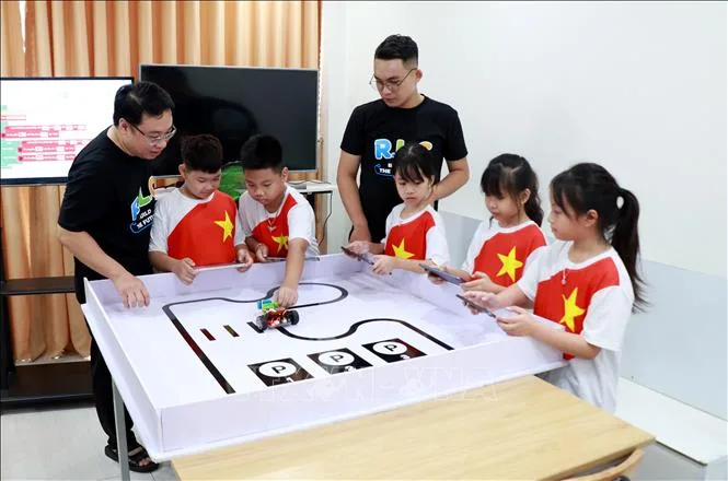 Học sinh thực hiện cho robot tự di chuyển
